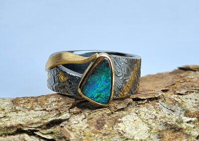 Ring aus geschwärztem Silber mit 750/- Gelbgold und Feingold und einem australischen Boulder-Opal